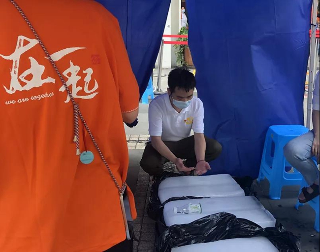 15休息区放有冰块，为一线人员降温.jpg