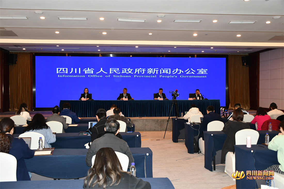 新闻发布会现场 (1).jpg