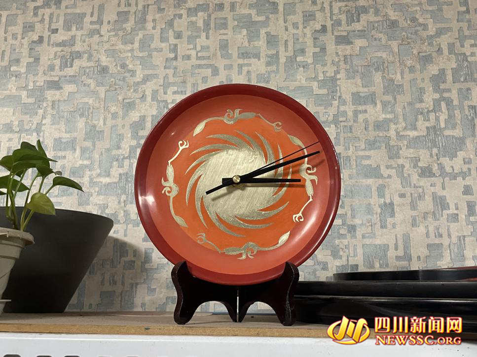 太阳神鸟大漆漆盘改做的钟表_副本.jpg