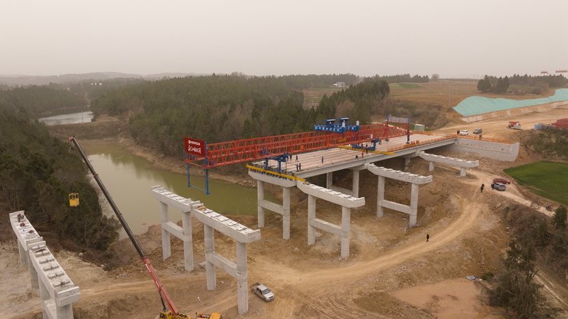 2024年2月20日，广绵扩容项目谢家沟大桥正在进行架梁。.jpg