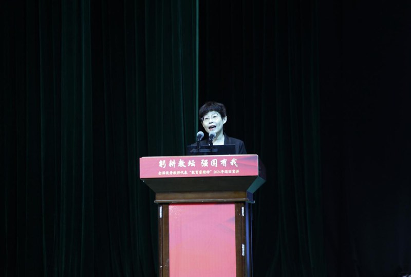 华东师范大学第一附属中学副校长、2021年时代楷模陈明青_副本.jpg