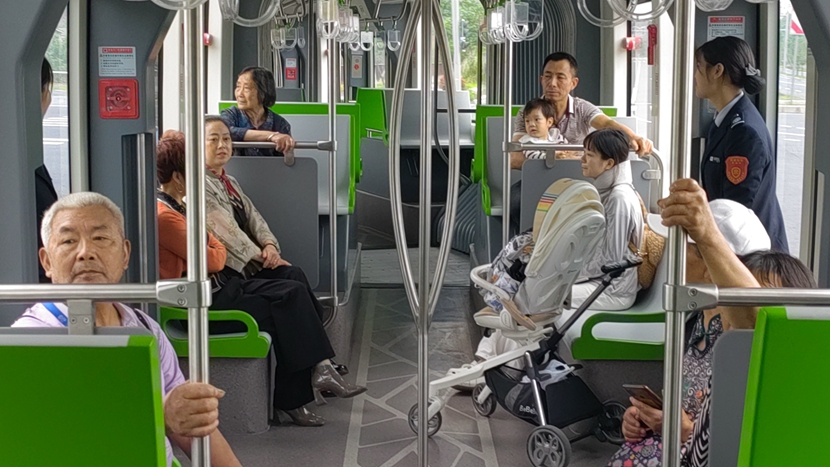 市民乘坐智轨.jpg
