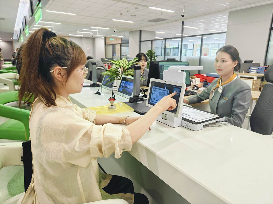 在窗口办理业务的彭女士.jpg