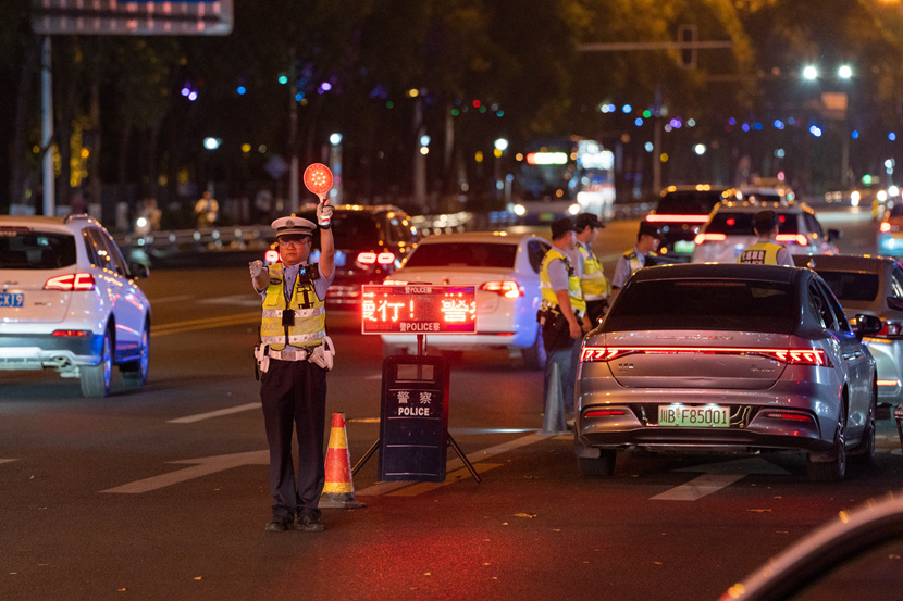 公安民警守护道路安全_副本.jpg