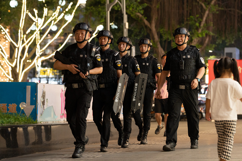 警方在“夜经济”商圈巡逻_副本.jpg