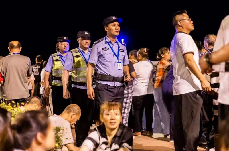 民警正在开展夜间巡逻.jpg