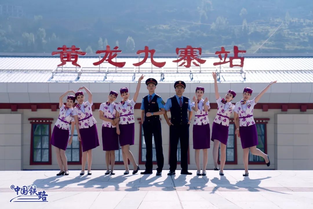 首发乘务组亮相(1).jpg