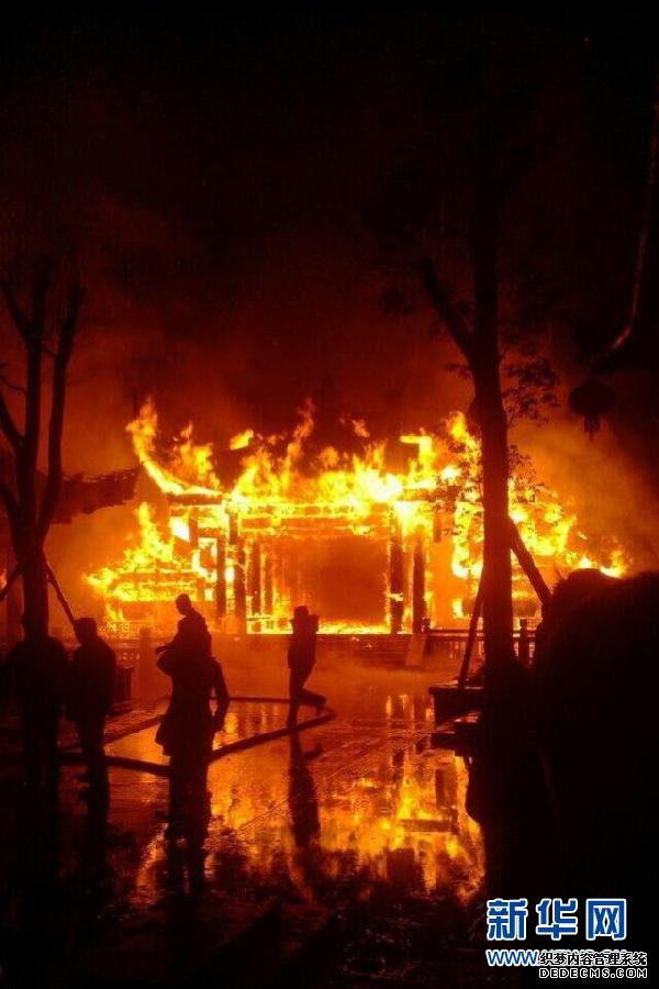 （晚报）（1）重庆黔江“亚洲第一廊桥”发生火灾　桥面木质建筑被烧毁